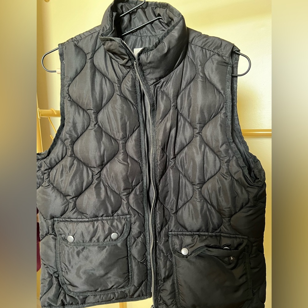 Quilted sleeveless puffer vest, black, size small